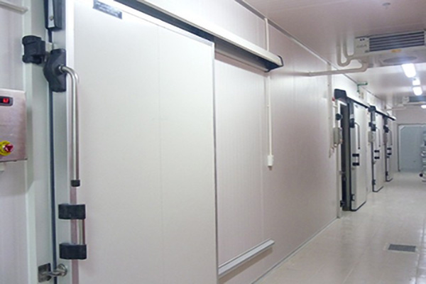 电动平移冷库门的开门设置原理